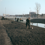 821571 Afbeelding van de aanleg van het plantsoen langs de Kardinaal de Jongweg te Utrecht.